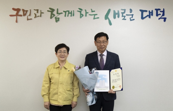 지난 7일 구청에서 박정현 대덕구청장(왼쪽)이 우주산업 이영근 대표(오른쪽)에 표창장을 전수하고 기념촬영