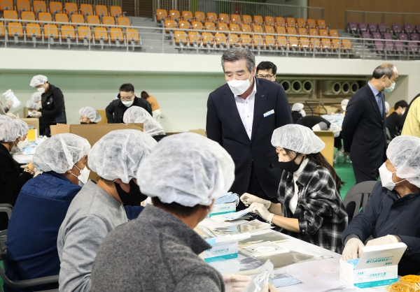 마스크 포장 작업 장면