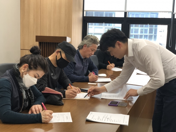 농협은행 충남본부 현장지원인력이 소상공인에 대한 신속한 자금지원을             위하여 충남신용보증재단의 보증서 발급업무를 지원하고 있다