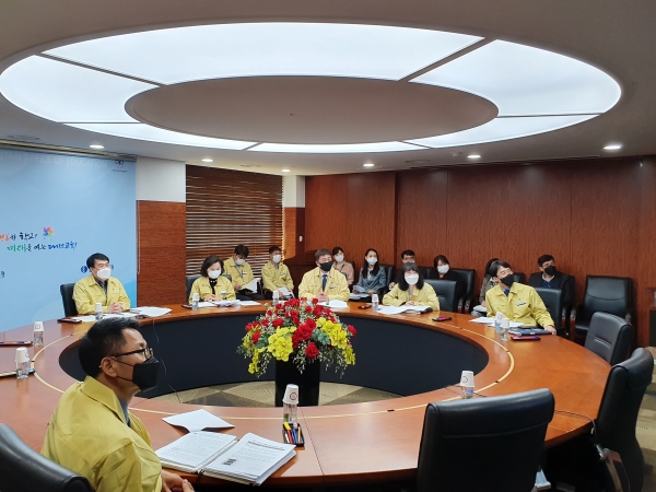 남부호 부교육감이 온라인 개학 추진 현황과 향후 대책을 논의하고 있다.