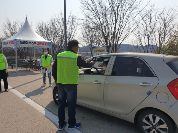 드라이브 스루 비접촉 체온측정 모습