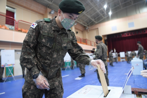 “소중한 한 표 행사하러왔습니다” 논산육군훈련소 사전투표 행렬