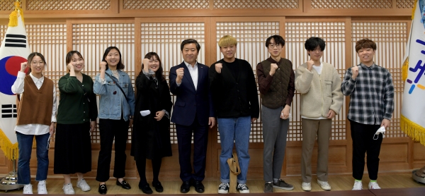 지난 9일 황명선 논산시장이 ‘미리내’ 동아리회원들을 만나 지역의 학생들에게 좀 더 실용적인 도움을 주기 위해 자발적으로 교육기부에 나선 청소년들 격려