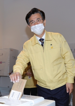 허태정 시장, 제21대 국회의원선거 사전투표 모습