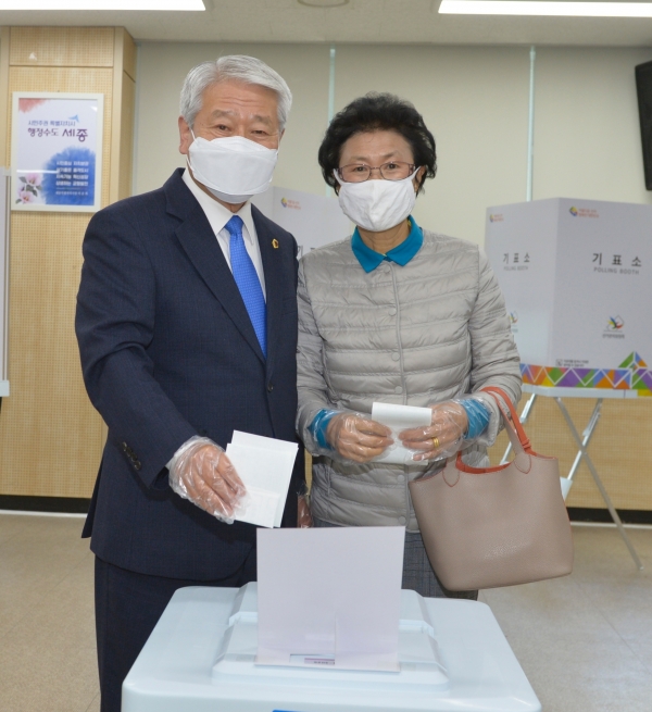 서금택 의장 부부가 10일 오전 조치원읍사무소에서 사전투표를 실시했다