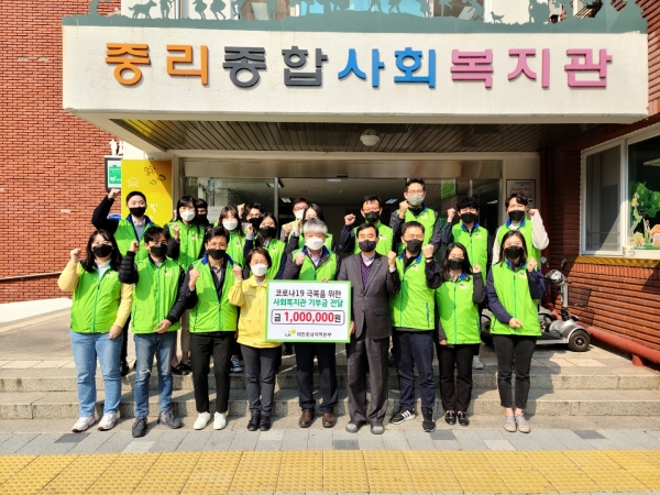 LH 대전충남지역본부 임직원들이 방역 봉사활동 후 기념촬영을 하고 있다.