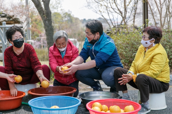 배말랭이 작업에 참여한 오세현 아산시장