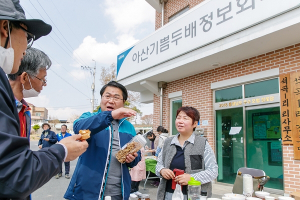 오세현 아산시장이 지역 주민 및 농업기술센터 직원과 농산물 가공을 통한 부가가치 향상에 대해 이야기하고 있다.