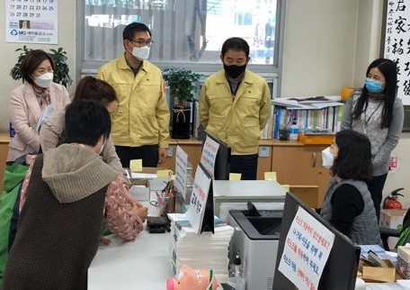 박용갑 청장, 8일부터 교부된 저소득층 한시생활지원 사업의 카드교부 진행상황 점검