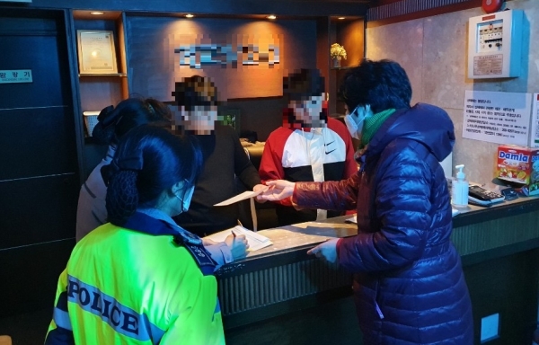 지난 10일 담당 공무원과 경찰로 구성된 합동 점검반이 관내 한 집단감염 위험시설을 방문해 다중이용시설 준수사항 이행여부 점검