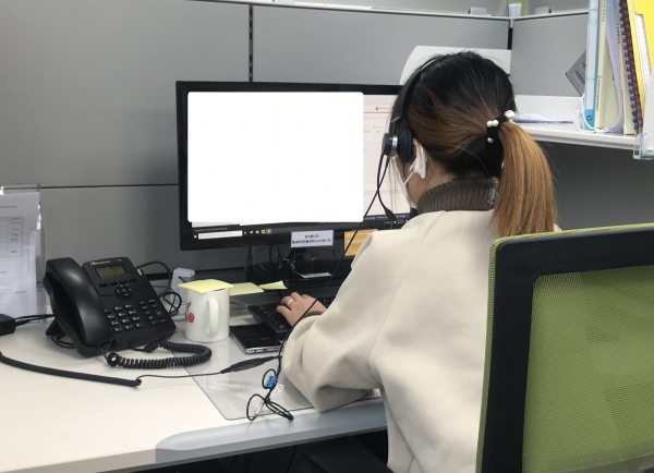 충남외국인주민통합지원콜센터 통역상담사가 타 시·군 코로나19 대응단과 자가격리대상자를 대상으로 3자통화로 통역을 진행하고 있다.