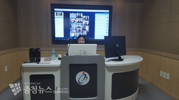 고교학점제 준비 온라인 공동교육과정 수업하는 장면