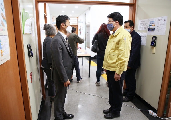 맹정호 서산시장이 긴급생활안정자금지원 접수처를 방문해 운영 상황을 점검하고 있다.