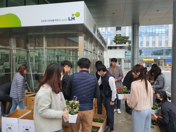 1인 1화분 갖기 행사 모습