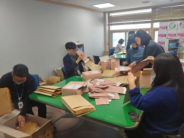 지난 9일 유성구청에서 마을자치과 직원들이 임신부에게 지급할 마스크를 포장하고 있다.