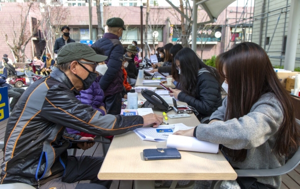 지난 6일부터 10일까지 한시생활지원사업비 45억 원을 지역화폐 대덕e로움으로 지급하기 위해 12개 동별로 지급 전담창구를 운영했다.