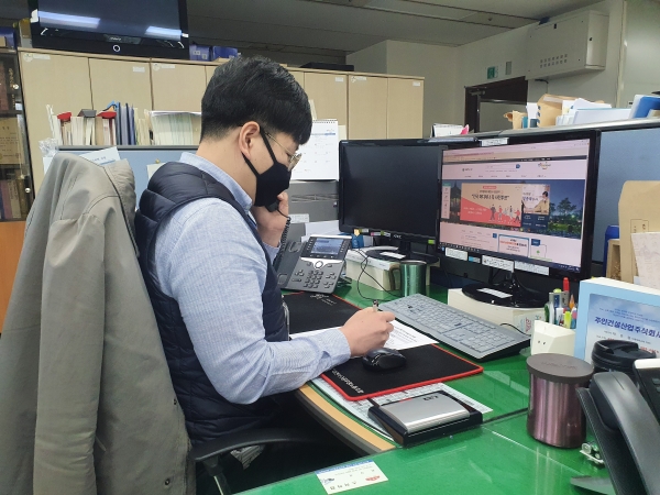 서구 정태인 주무관이 다누리콜센터를 통해 해외입국 자가격리자 안부를 살피고 있다.