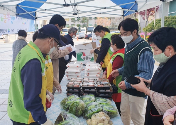거동불편 등으로 선불카드 이용이 어려운 어르신 및 장애인에 대해서는 ‘보라미’ 자원봉사자 통해 장보기 도와
