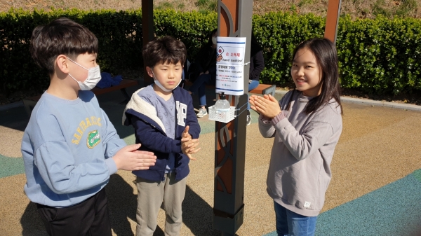 삼선산 손소독제 사용 모습