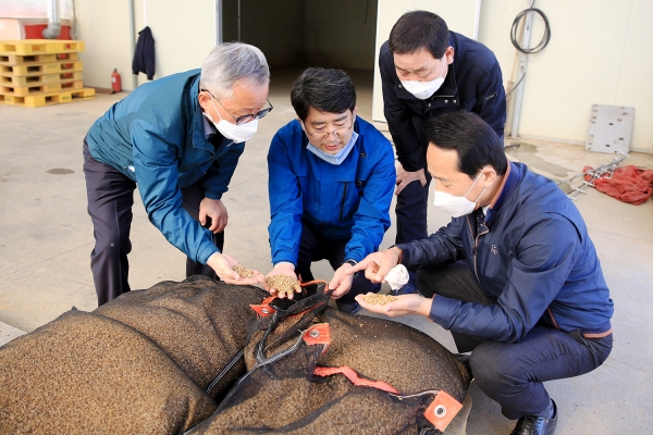 맹정호 서산시장이 올해 첫 영농현장을 방문해 농협관계자와 농민들을 격려하고 일손을 보탰다.