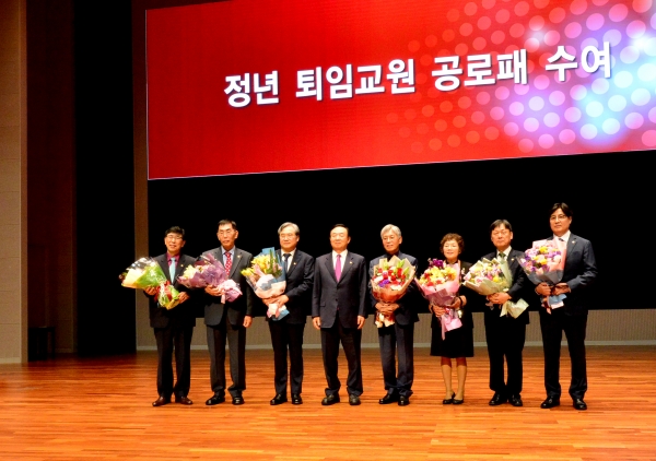 백석대학교와 백석문화대학교 퇴임교원들이 백석학원 장종현 설립자와 기념촬영을 하고 있다.(왼쪽 네 번째가 백석학원 장종현 설립자)