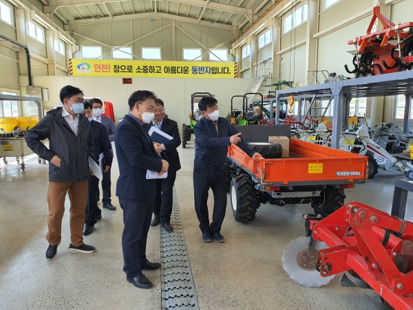 김경규 농촌진흥청장이 14일 천안시 동남구 농기계임대사업장 등 영농현장을 둘러보고 현안사항을 청취하고 있다.