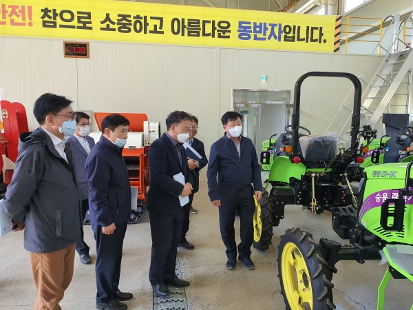 김경규 농촌진흥청장이 14일 천안시 동남구 농기계임대사업장등 영농현장을 둘러보고 현안사항을 청취하고 있다.