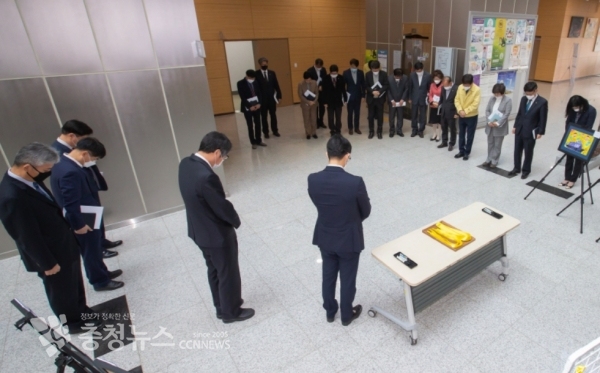 교육청 1층 세월호 희생자 추모 공간에서 교육청 간부 묵념 모습