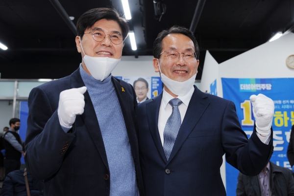 세종을 더불어민주당 강준현(오른쪽) 당선인.