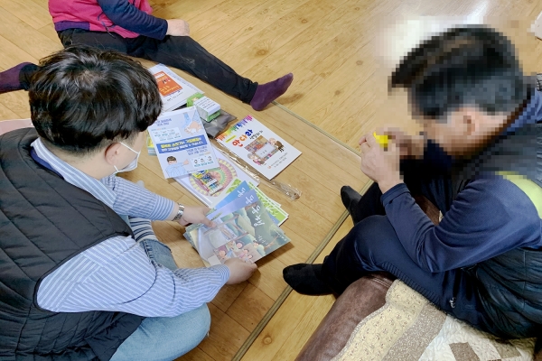 어르신들에게 ‘안심꾸러미’를 제공하는 모습