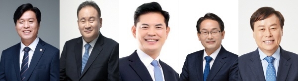 (좌로부터) 조승래, 이상민, 박영순, 강준현, 도종환 동문 국회의원 당선인