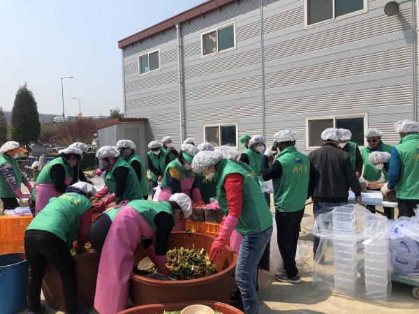 아산시새마을회가 코로나19 극복 열무김치를 담그고 있다.