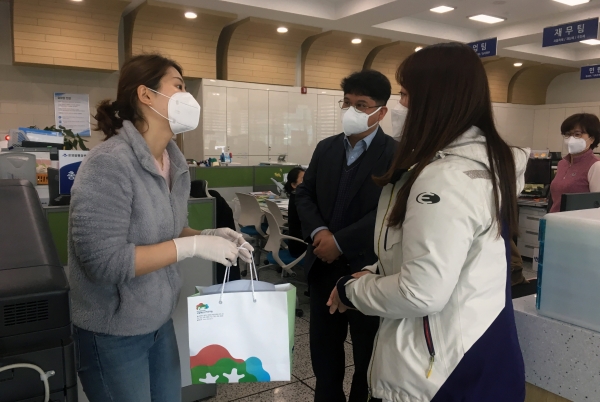국립대운산치유의숲 직원들이 울산 울주군 온양읍 행정복지센터에 코로나19 극복을 위한 응원물품을 전달하고 있다