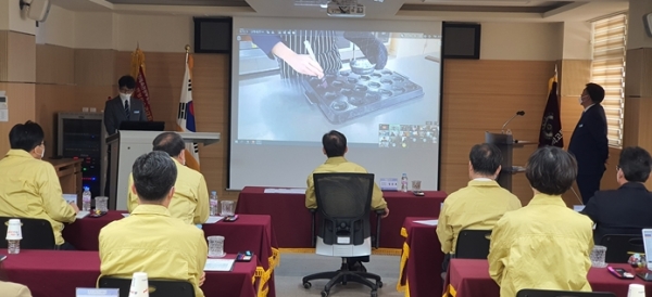 설동호 대전교육감 대전생활과학고등학교(특성화고) 실시간 쌍방향 실습 원격수업 점검,   교육감이 실시간 쌍방향 원격수업으로 조리제빵(2학년 조리제빵과) 실습수업을 참관하는 사진