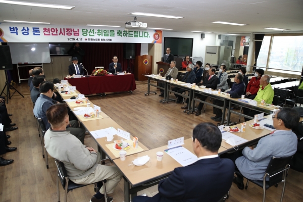 대한노인회 천안시지회 방문한 박상돈 천안시장 회원들과 간담회 모습