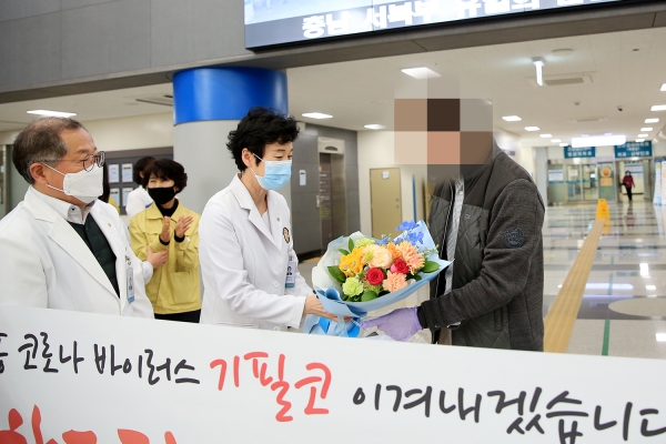 17일 오후 서산 4번 환자가 퇴원하며 첫 환자 발생 39일 만에 환자 8명 전원이 완치됐다.