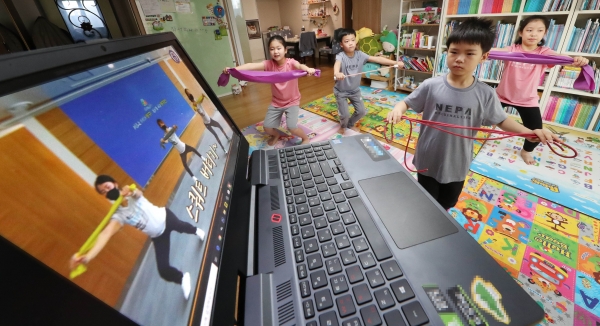 대전 동구의 한 공동육아 가정에서 생활체육 동영상을 따라하고 있다