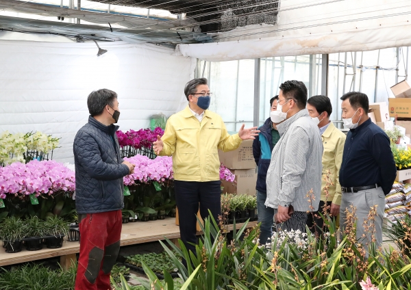 지난 17일 노은화훼유통단지를 방문한 정용래 유성구청장이 상인들의 애로사항을 청취하고 있다