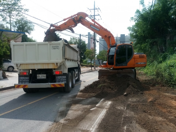 주요 진입도로 보수작업 장면