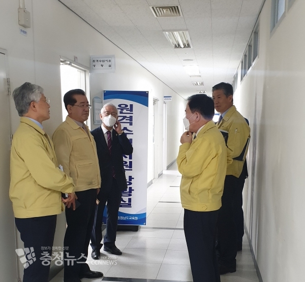 준비 사항을 점검하는 김지철 교육감(오른쪽 앞)