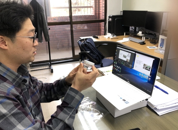 화학과 김운중 교수가 비대면 교육을 위해 실험실습 강좌를 촬영하고 있다.