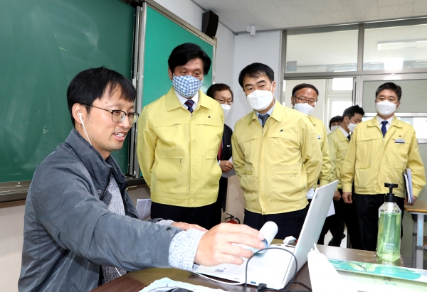 조승래 국회의원과 남부호 부교육감이 온라인 개학 학교현장 점검중