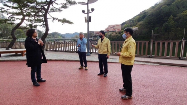 무선송수신기 사전 테스트/ 왼쪽부터 심민호 학예사, 유진생 뿌리공원과장, 박용갑 중구청장, 배덕현 효문화마을관리원장