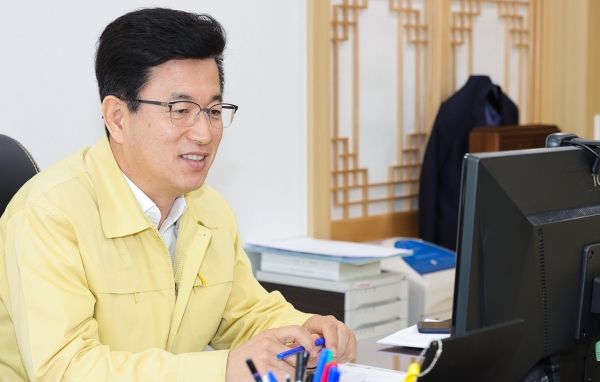 화상을 통해 주간업무회의 주재하는 허태정 대전시장.