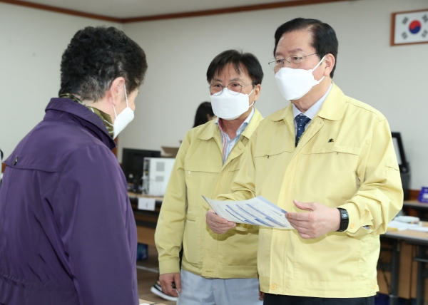 20일 장종태 서구청장이 내달 31일까지 시행하는 ‘대전형 긴급재난생계지원금’ 신청에 민원인의 불편함이 없도록 23개 동 행정복지센터에서 오프라인 접수를 시작한 가운데 둔산2동을 찾아 접수현황 등을 점검하고 있다