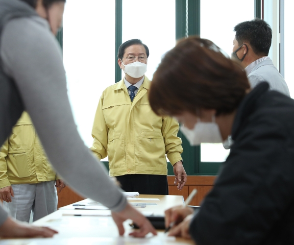 재난지원금 신청 접수창구 방문 접수 모습