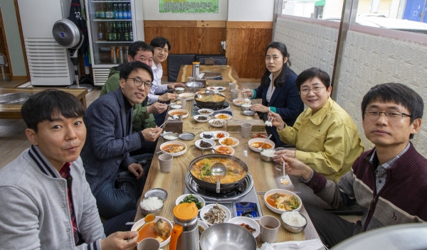 20일부터 3개월간 직원식당 휴무일을 운영한다. 박정현 대덕구청장과 직원들이 지역식당(대화동)을 이용하는 모습.