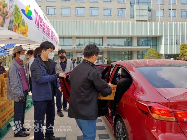 지역 농산물 팔아주기 행사 참여자들이 농산물을 드라이브 스루방식으로 구매하고 있다.