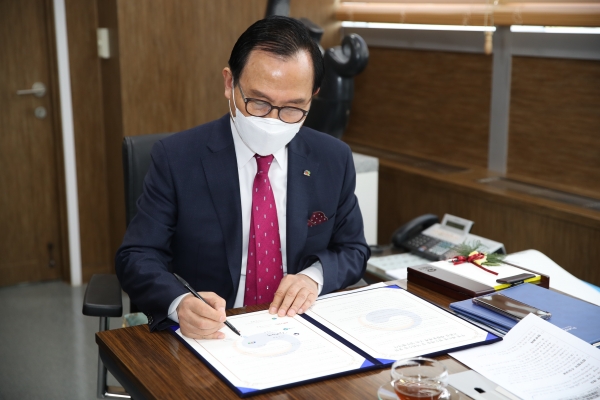 박상돈 천안시장이 20일 환경부, 사단법인 한국포장재공제조합, 스파클 주식회사, 두산이엔티, 티케이케미칼, 코오롱인더스트리와 투명 페트병 별도배출 및 역회수를 통한 ‘고품질 재활용체계 구축’ 업무협약서에 서명을 하고 있다.