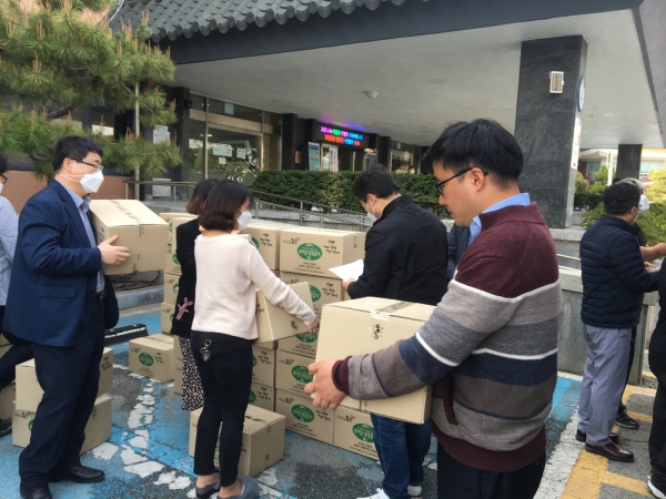 친환경 농산물 꾸러미 배송 장면